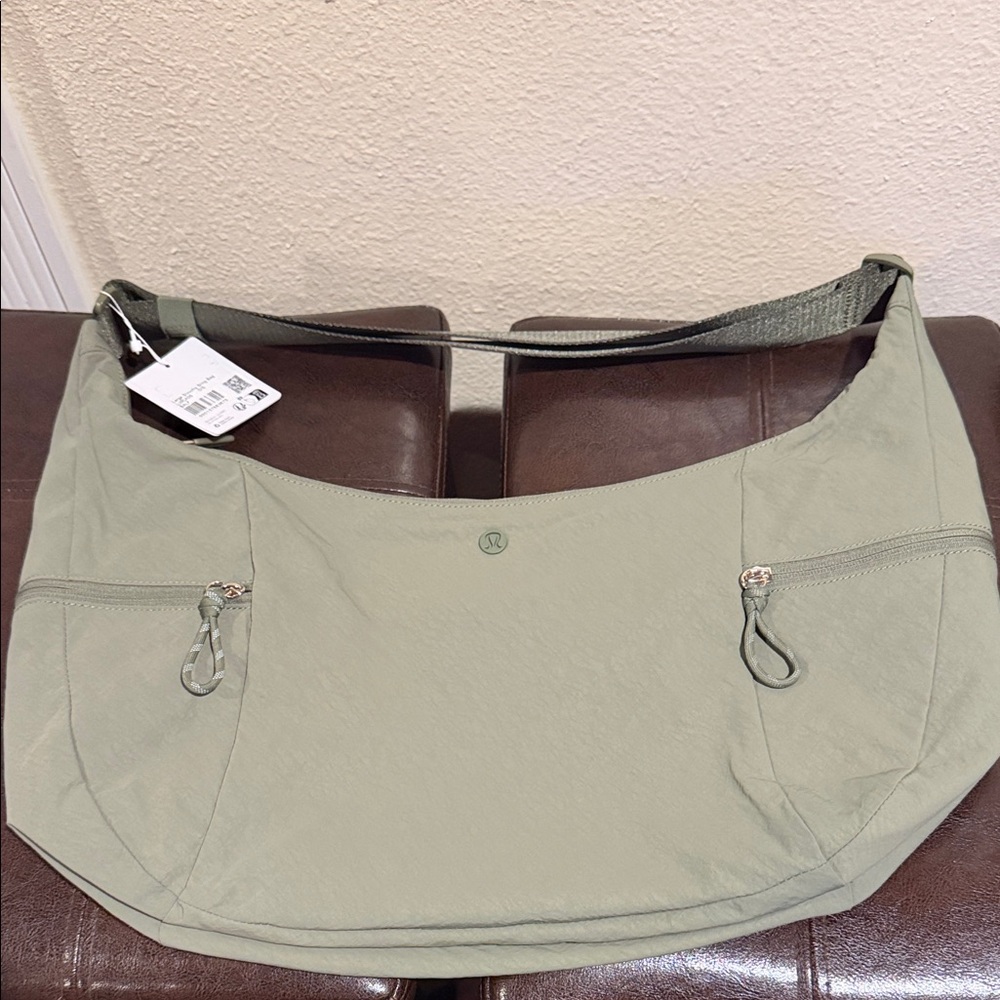 Large slouchy sling Women's Bag 13L
Bay leaf color